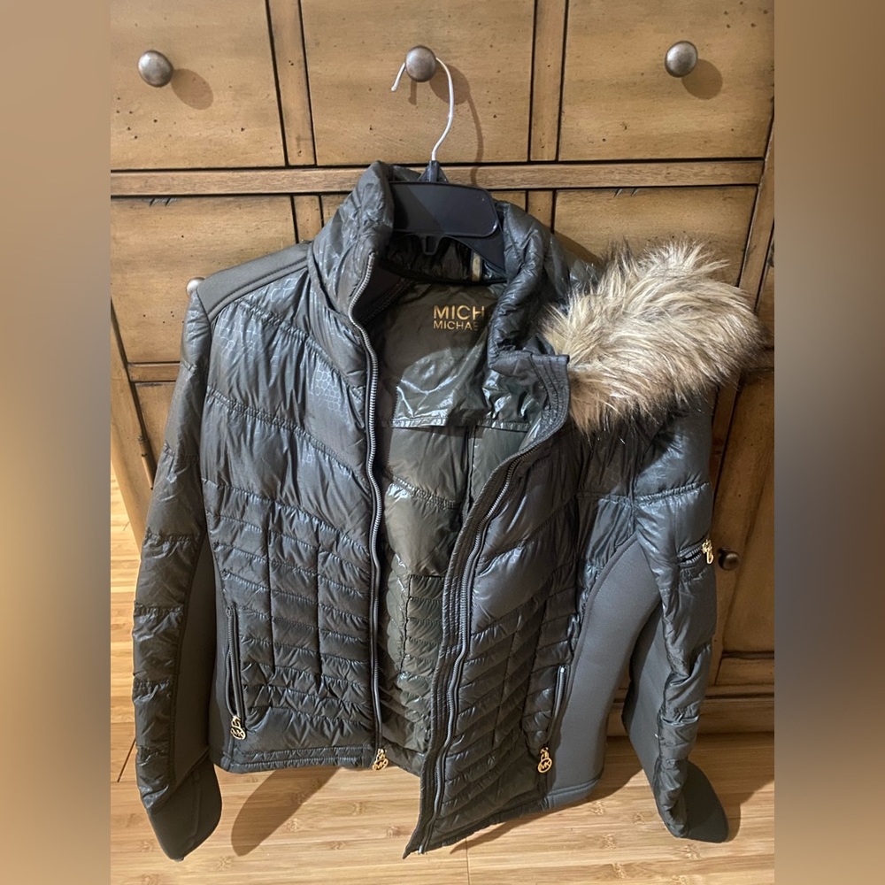 Michael Kors Packable Down Filled Jacket olive green with tan fur trim medium.